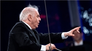 Daniel Barenboim und die Staatskapelle spielen bei der Feier anlässlich der Festivalwoche „30 Jahre Friedliche Revolution - Mauerfall“ am Brandenburger Tor.