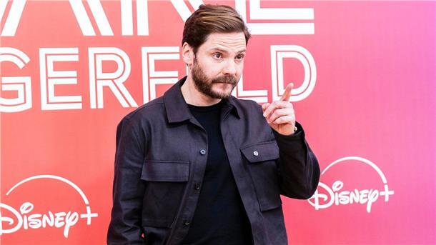 „1000-Teile-Puzzle“: Miniserie über Lagerfeld Daniel Brühl spielt den Modeschöpfer und wollte Lagerfeld emotional aufbrechen.