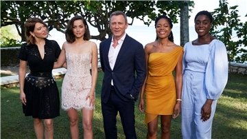 Daniel Craig alias James Bond in seinem Element: schöne Frauen. Im neuen Streifen „No Time To Die“ soll Lashana Lynch (rechts) die Agentin 007 spielen. Zum Cast gehören auch (von links): Lea Seydoux, Ana de Armas und Naomi Harris.