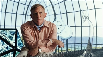 Daniel Craig als Detective Benoit Blanc in „Glass Onion: A Knives Out Mystery“.