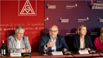 Daniel Friedrich (M), Verhandlungsführer IG Metall Küste, verkündet neben Horst Ott (l), Verhandlungsführer IG Metall Bayern, und Lena Ströbele (r), Verhandlungsführerin Nordmetall, auf einer Pressekonferenz die Einigung in den Tarifverhandlungen in der Metall- und Elektroindustrie. Arbeitgeber und Gewerkschaft haben einen Tarifabschluss für die Beschäftigten der Metall- und Elektroindustrie erzielt.