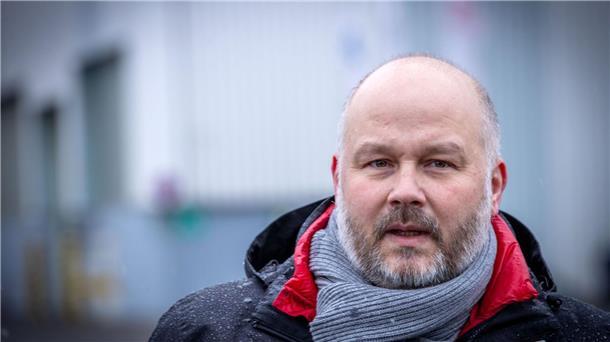 Nach Tariferfolgen: IG Metall legt 2023 im Norden zu Daniel Friedrich spricht nach einer Belegschaftsversammlung auf der MV Werft.