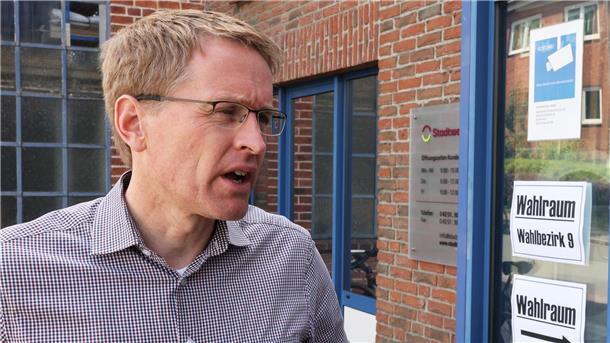 Günther: Bremen für CDU kein leichtes Pflaster Daniel Günther (CDU), Ministerpräsident von Schleswig-Holstein, spricht während eines Interviews nach seiner Stimmabgabe zur Kommunalwahl in Schleswig-Holstein.