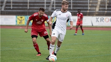 Daniel Hofmann (rechts) war einer der Torschützen des OSC beim Test in Wulsdorf.