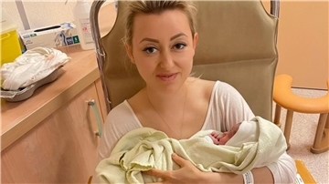 Daniel ist der jüngste ukrainische Mitbürger Bremerhavens: Am Dienstag, 17. Mai, kam er im Klinikum Reinkenheide zur Welt, erstes Kind von Oksana Hudzenko (41) die am 28. April am Ende ihrer Flucht aus Kiew in Bremerhaven angekommen ist und Angst hat um ihren Mann Sergej, der in der Ukraine mitkämpft und seinen Sohn nur als Handyfoto kennenlernt.