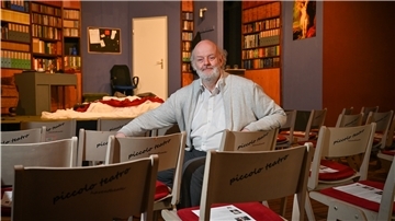 Daniel Meyer-Dinkgräfes Piccolo Teatro ist wegen der Pandemie geschlossen. Deswegen kam der Theaterleiter auf die Idee, ein Stück gezielt für die Videokonferenz-Plattform Zoom anzubieten. Foto: Scheschonka