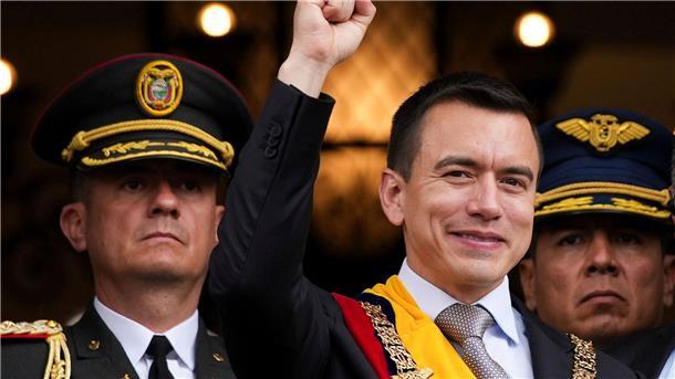 Ecuadors neuer Präsident stellt Altersrekord auf Daniel Noboa (M), frisch vereidigter Präsident von Ecuador, winkt von einem Balkon des Präsidentenpalastes.