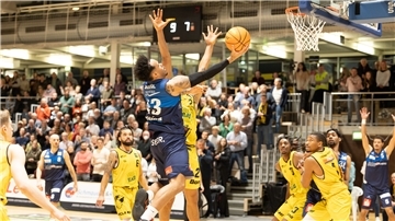 Daniel Norl attackiert erfolgreich den Kirchheimer Korb und legt zwei Punkte für die Eisbären auf. Der Sieg bei den heimstarken Knights war der dritte in Folge für Bremerhavens ProA-Basketballer.