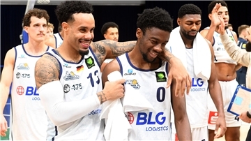Daniel Norl legt den Arm um Spielmacher Elijah Miller. Bei den Eisbären war nach dem zweiten Saisonsieg die Erleichterung groß. 