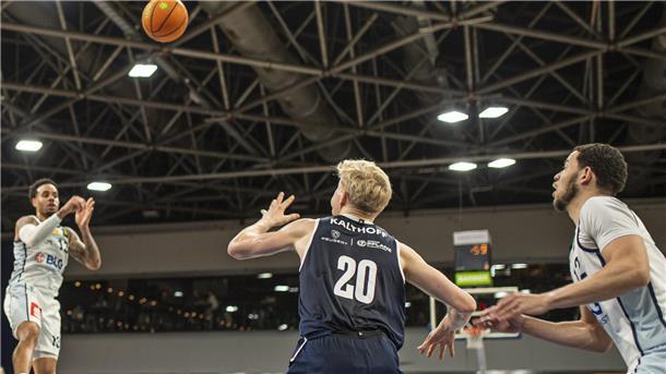 Daniel Norl (links) passt den Ball zu seinem Teamkollegen Zharon Richmond von den Eisbären Bremerhaven.