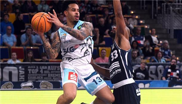 Die Eisbären können mit einem Heimsieg mit Phoenix Hagen gleichziehen Daniel Norl (links) will mit den Eisbären in die Playoffs.