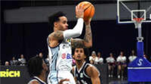 Daniel Norl (Mitte) war einer der Schlüsselspieler beim Sieg der Eisbären Bremerhaven bei den Uni Baskets Münster.