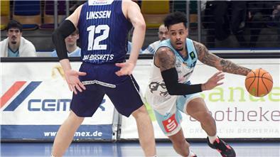 Daniel Norl (rechts) hat in der Saison 2022/2023 einen guten Eindruck bei den Eisbären hinterlassen. Nach einem Jahr in Düsseldorf kehrt der Deutsch-Amerikaner zurück nach Bremerhaven.