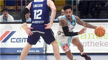 Daniel Norl (rechts) hat in der Saison 2022/2023 einen guten Eindruck bei den Eisbären hinterlassen. Nach einem Jahr in Düsseldorf kehrt der Deutsch-Amerikaner zurück nach Bremerhaven.