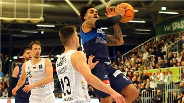 Daniel Norl (rechts) kassierte mit den Eisbären eine verdiente Niederlage beim Aufsteiger Münster.