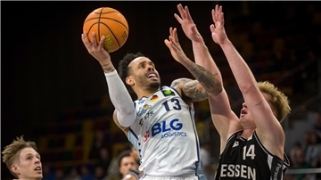 Daniel Norl zieht gegen Luis Figge zum Korb. Die Eisbären verdienten sich gegen die Gießener insgesamt 30 Punkte an der Freiwurflinie. Die 46ers-Profis Figge und Nico Brauner erlebten wegen ihres fünften Fouls das Spielende nicht auf dem Parkett.