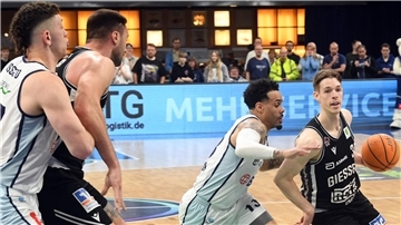 Daniel Norl (Zweiter von rechts) versperrt Gießens Aiden Warnholtz den Weg zum Korb, Anzac Rissetto (links) ist an Viktor Kovacevic dran. So intensiv müssen die Eisbären-Profis auch im vierten Spiel der Playoff-Serie in Gießen verteidigen.