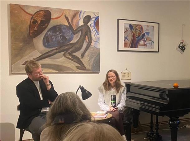 Daniel Schmidt und Gianna Lange bei der jüngsten literarischen Veranstaltung auf dem Barcheler Tügel-Hof.