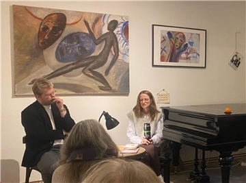 Daniel Schmidt und Gianna Lange bei der jüngsten literarischen Veranstaltung auf dem Barcheler Tügel-Hof.