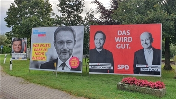 Daniel Schneider (auf dem SPD-Plakat links neben Olaf Scholz) hat gewonnen, aber auch Enak Ferlemann zieht in den Bundestag ein.