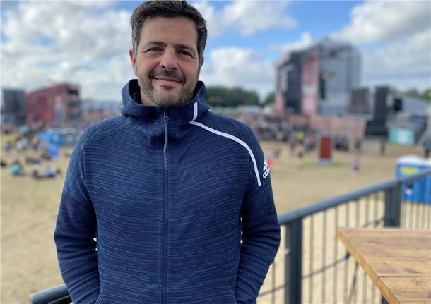 Daniel Schneider, einer der Mitbegründer des Festivals und jetzt Bundestagsabgeordneter, vor der Fire Stage auf dem Deichbrand 2022.Gallas