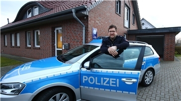 Daniel Schönig ist Stationspolizist in Burhave und als Kontaktpolizist im Norden der Wesermarsch auch auf dem Nordenhamer Wochenmarkt im Einsatz.