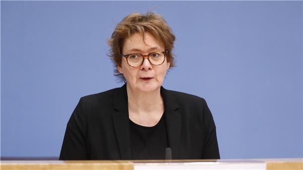 Daniela Behrens – auf diesem Foto ist sie noch Abteilungsleiterin für Gleichstellung im Bundesfamilienministerium von Franziska Giffey (SPD) – nimmt ihre neue Aufgabe im Kabinett von Stephan Weil sehr ernt. Die 52-jährige Bokelerin hat sich viel vorgenommen. Foto: imago images/Metodi Popow