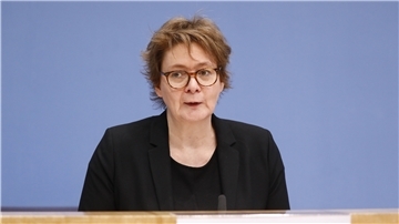 Daniela Behrens – auf diesem Foto ist sie noch Abteilungsleiterin für Gleichstellung im Bundesfamilienministerium von Franziska Giffey (SPD) – nimmt ihre neue Aufgabe im Kabinett von Stephan Weil sehr ernt. Die 52-jährige Bokelerin hat sich viel vorgenommen. Foto: imago images/Metodi Popow