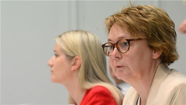 Daniela Behrens (r), Innenministerin Niedersachsen, und Kathrin Wahlmann sprechen bei einer Pressekonferenz.