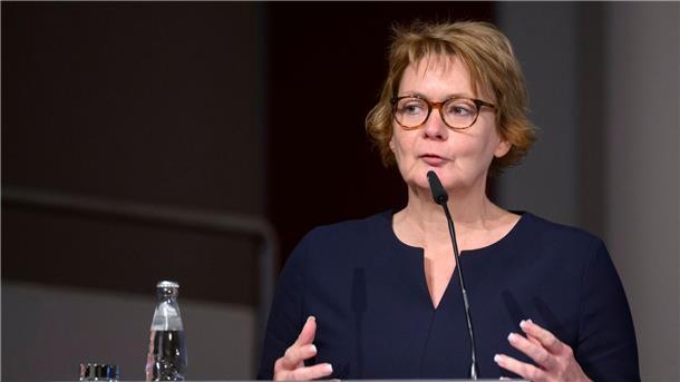 Innenministerin rechnet mit 26.500 Geflüchteten bis März Daniela Behrens (SPD), Innenministerin Niedersachsen, spricht beim Niedersächsischen Städtetag.
