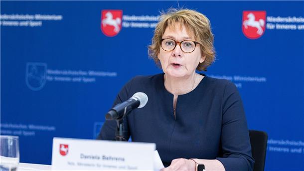 Kampf gegen „russische Fake-News“ und Demokratiefeinde Daniela Behrens (SPD), Innenministerin, spricht bei der Vorstellung des Verfassungsschutzberichts.