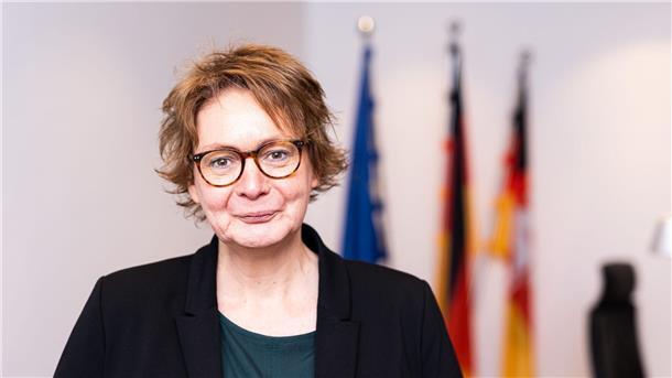 Daniela Behrens (SPD), Innenministerin von Niedersachsen, steht in ihrem Büro im Innenministerium.