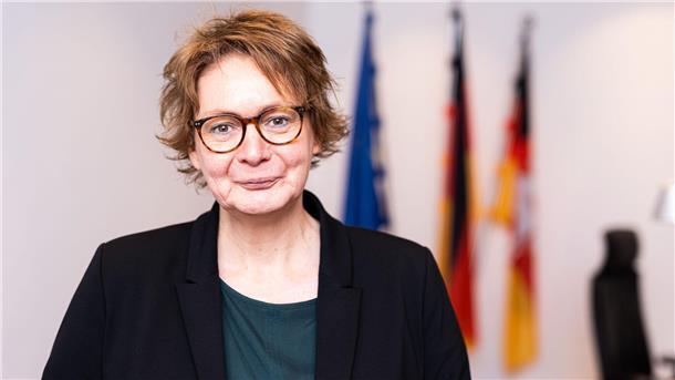 Behrens: Große Herausforderungen bei Flüchtlingsaufnahme Daniela Behrens (SPD), Innenministerin von Niedersachsen, steht in ihrem Büro im Innenministerium.