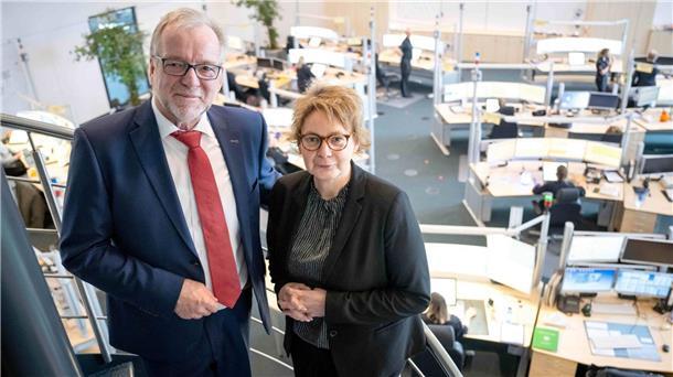 Daniela Behrens (SPD), Innenministerin von Niedersachsen, steht mit Johann Kühme (l), Polizeipräsident der Polizeidirektion Oldenburg, am 20. Februar 2023 in der Notrufzentrale.