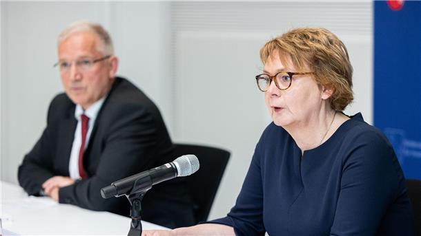 Innenministerin Behrens legt Verfassungsschutzbericht vor Daniela Behrens (SPD, r), Innenministerin Niedersachsen.
