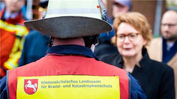 Innenministerin will Katastrophenschutz weiter ausbauen Daniela Behrens (SPD) spricht mit einer Einsatzkraft der Feuerwehr.