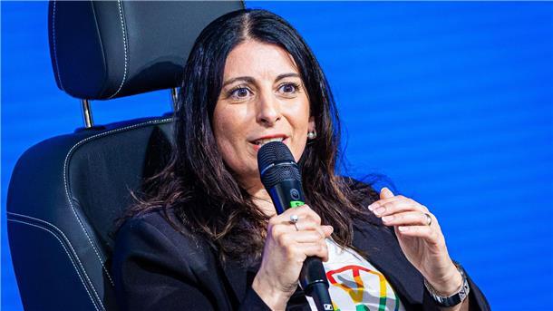VW feiert 50 Jahre Golf Daniela Cavallo, Gesamt- und Konzernbetriebsratsvorsitzende der Volkswagen AG, spricht beim Festakt „50 Jahre Golf Produktion“ im VW Werk in Wolfsburg.