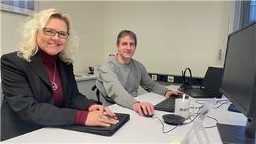 Frau und Mann im Büro