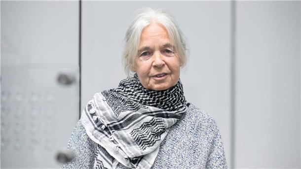 Festnahme nach 30 Jahren - Klette sorgt sich um ihren Hund Daniela Klette trug beim Betreten des Gerichtssaals ein Palästinensertuch.