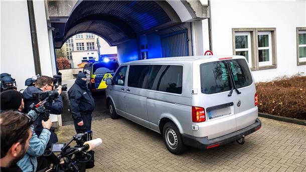 Lächelnd hinter Panzerglas – Klette-Prozess hat begonnen Daniela Klette wird mit einem Transporter zum Gerichtssaal gefahren.