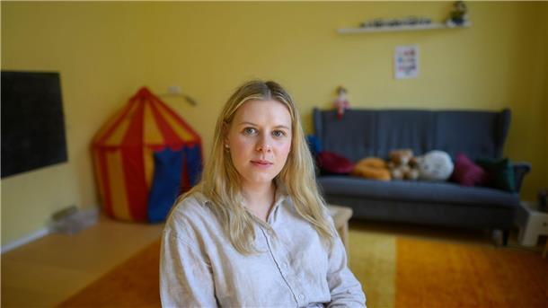 Verband: Kinderschutz muss in Lehrplan für alle Fachkräfte Daniela Rump, Vorsitzende des Kinderschutzbundes Niedersachsen, sitzt in einem Beratungszimmer.