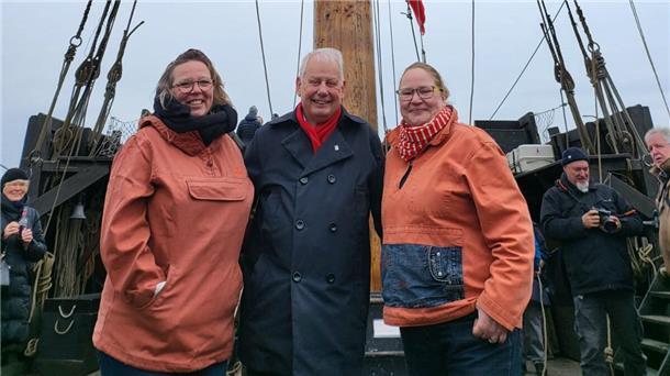 Daniela Schwede (l.) und Eva Erkenberg (r.) aus Bremerhaven mit Wolf Rüdiger Janzen, der Ehrenmitglied der Kogge Kiel ist.