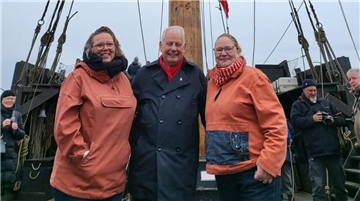 Daniela Schwede (l.) und Eva Erkenberg (r.) aus Bremerhaven mit Wolf Rüdiger Janzen, der Ehrenmitglied der Kogge Kiel ist.