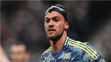 Daniele Rugani bedeckte seine Platzwunde zunächst mit einer Badekappe.