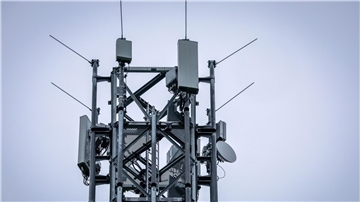 Dank besserer Mobilfunkantennen sollen Autofahrer bald störungsfreier unterwegs telefonieren können.