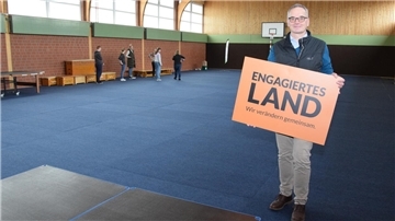 Dank des Förderprogramm "Engagiertes Land" und darüber beschaffter Matten kann die Rhader Turnhalle jetzt als Mehrzweckhalle genutzt werden, freut sich Olaf Wendelken.