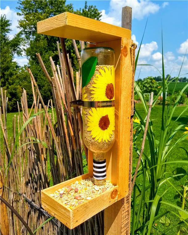 Dank einiger selbst gebauter Futterstationen hat Kerstin Stolle-Allen nun viel „tierische“ Gesellschaft rund um ihr Haus.