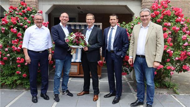 Dank und Anerkennung zum Abschied für Stefan Kalt (Mitte) von Bernd Lütjen (Landrat Osterholz, links), Tim Jesgarzewski (Verwaltungsratsvorsitzender), Thorben Prenntzell (Kalts Nachfolger, Zweiter von rechts) und Landrat Marco Prietz (rechts).