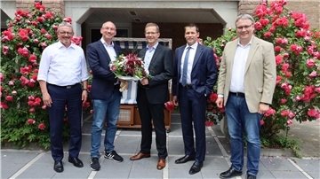 Dank und Anerkennung zum Abschied für Stefan Kalt (Mitte) von Bernd Lütjen (Landrat Osterholz, links), Tim Jesgarzewski (Verwaltungsratsvorsitzender), Thorben Prenntzell (Kalts Nachfolger, Zweiter von rechts) und Landrat Marco Prietz (rechts).