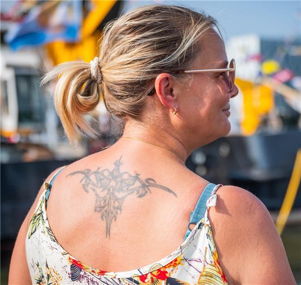 Maritime Tage in Bremerhaven: Das sind die coolsten Tattoos auf dem Fest (Fotos) Dany aus Osterholz träft ihr Tribal prominent auf dem Rücken-